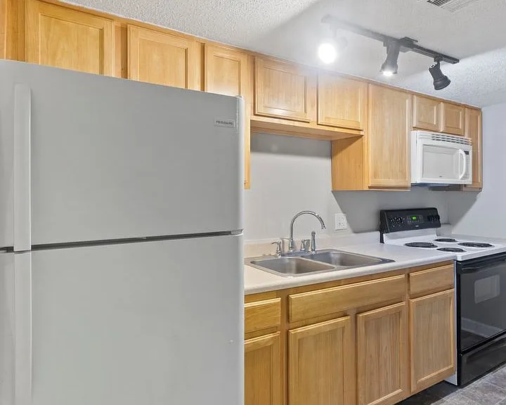 Balsam Avenue Apartments - The Courts — Photo 12