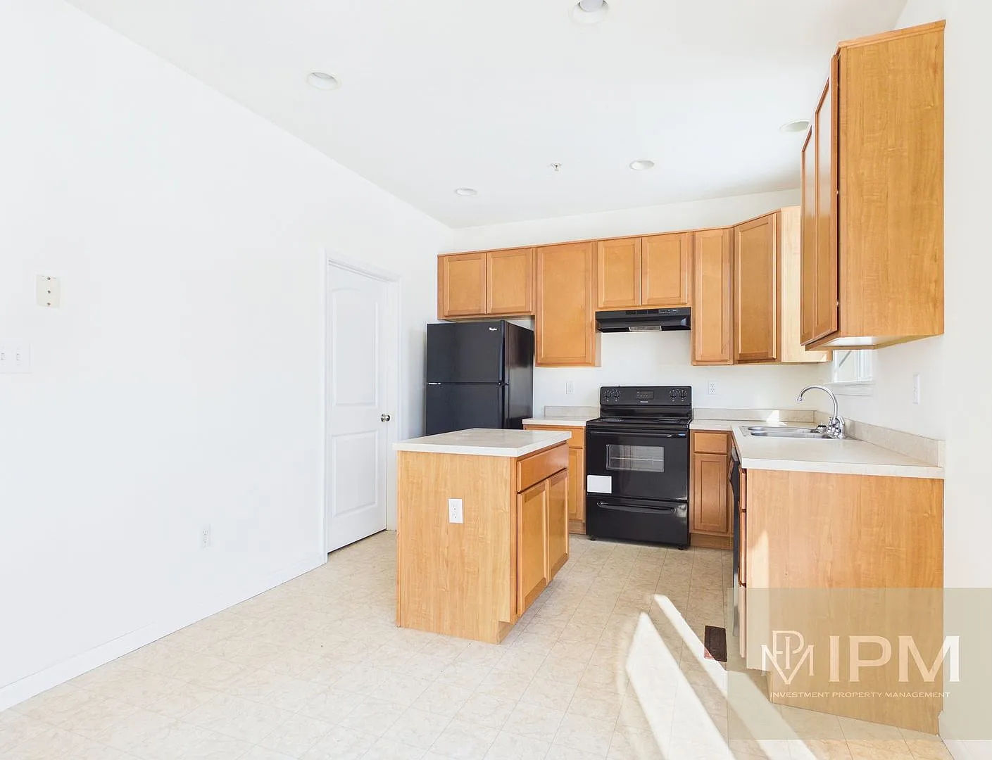 Spacious 3BR/2.5BA Townhome | Garage + Basement Storage | Spring Grove School District | Communit... — Photo 4