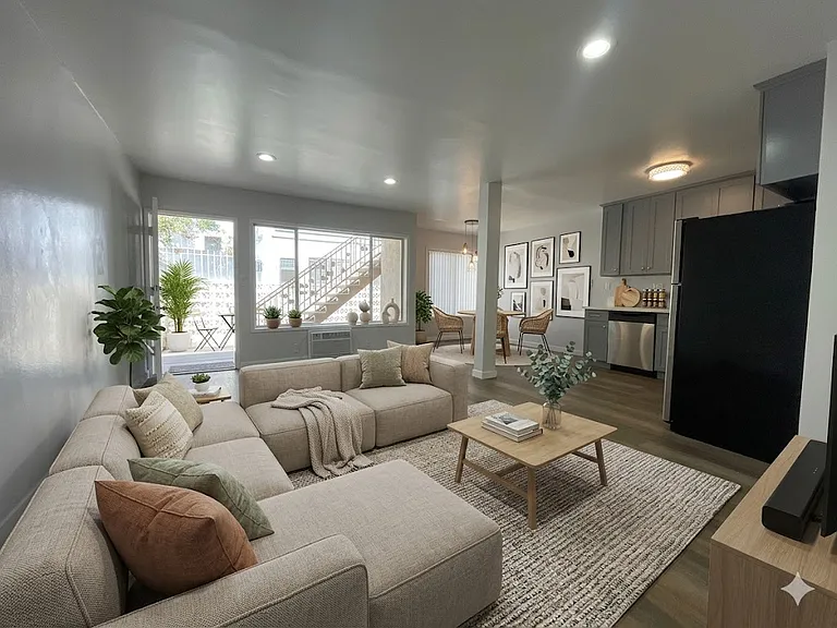 N Hayworth Ave — Photo 1