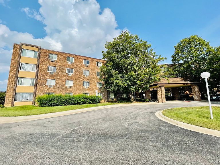Moon Lake Village Four Story Condominiums Hoffman Estates, IL Zillow