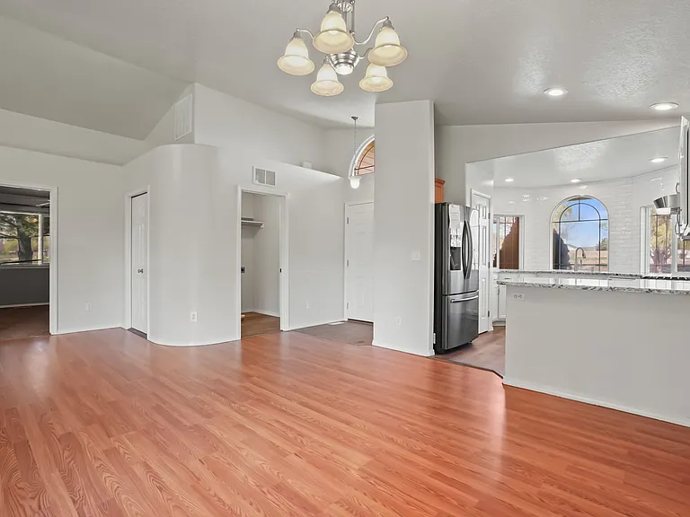 979 Peregrine Dr — Photo 6