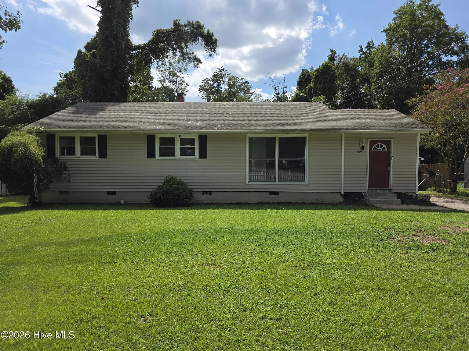 3 bed, 2.0 bath, 1387 sqft, $1,550 — Photo 1