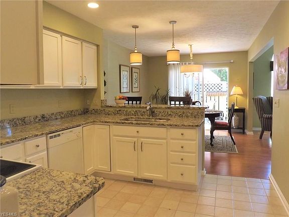 5th image of 3217 Village Green Dr