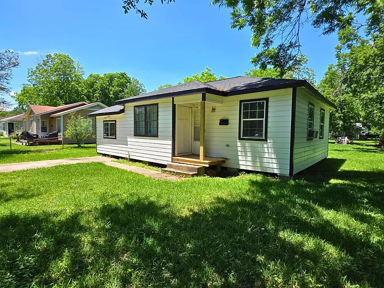 502 Azalea Dr — Photo 1
