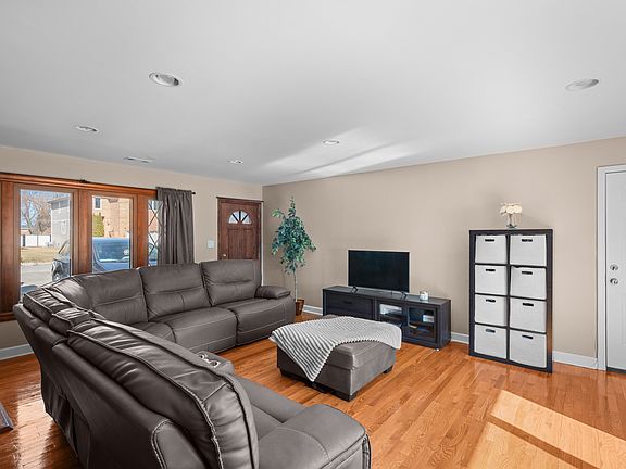 3rd image of 10715 Diversey Ave