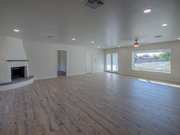 4th image of 1824 E Oxford Dr