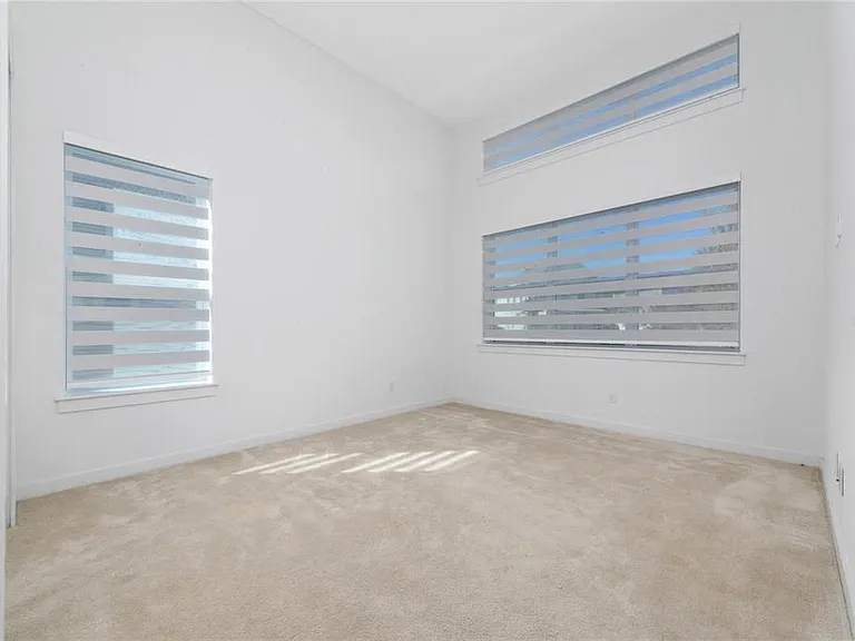 8664 Dubochet St — Photo 27