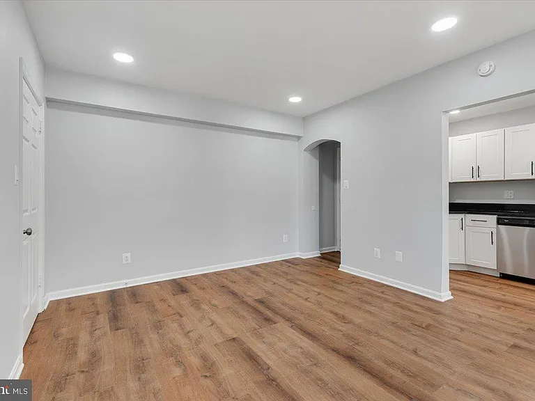1909 N Rhodes St #25 — Photo 23