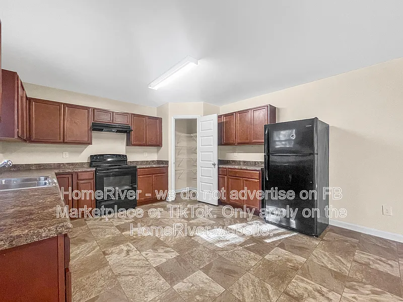 4 bed, 2.0 bath, 2045 sqft, $1,900 — Photo 3