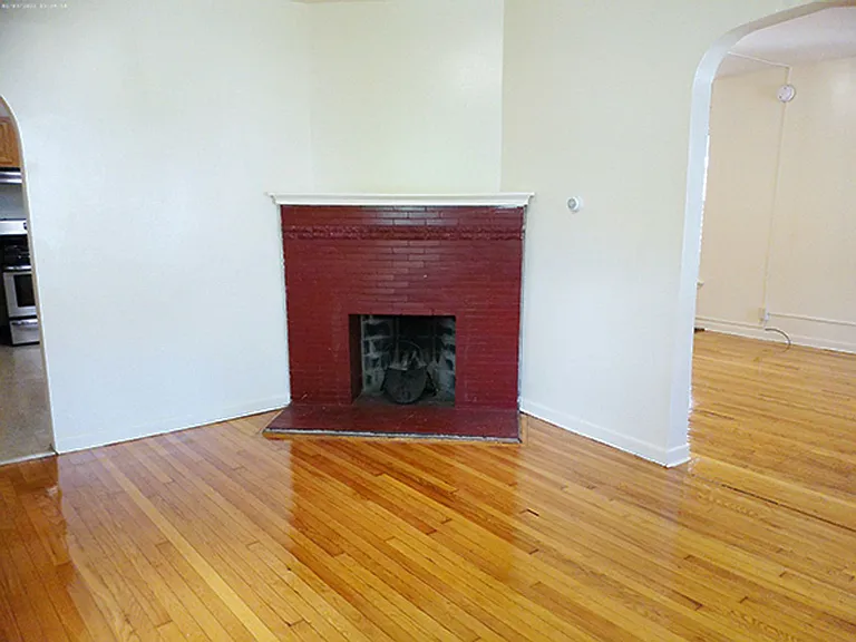 2406 E Genesee St — Photo 12