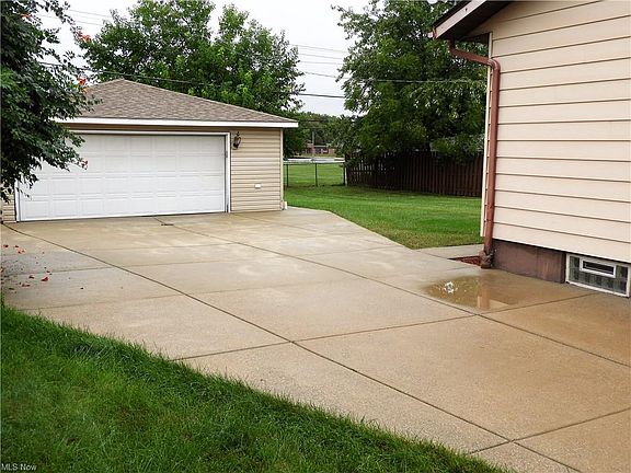 4th image of 6482 Sandhurst Dr