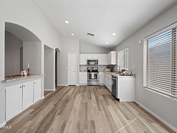 5th image of 10818 W WILSHIRE Drive