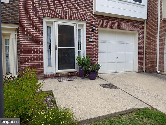 2nd image of 37 Carriage House Cres