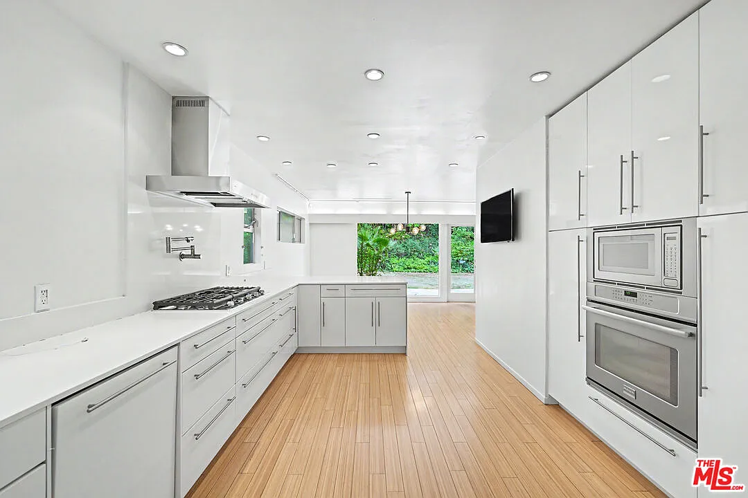 3 bed, 3.0 bath, 2200 sqft, $9,995 — Photo 3