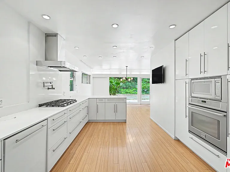 9512 Duxbury Ln — Photo 3