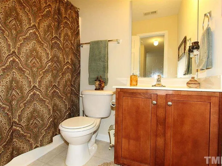 Jack & jill bathroom for guest bedrooms on third floor