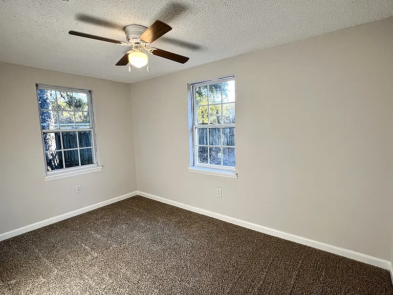 404 S Maple St — Photo 9