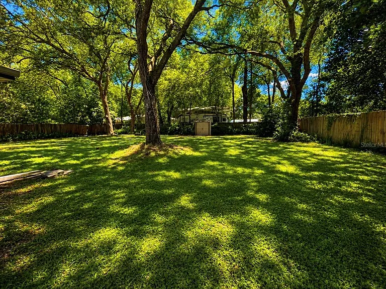 1116 E Winnemissett Ave — Photo 11