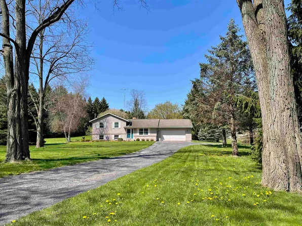 9939 N Clear Lake Rd, Milton, WI 53563