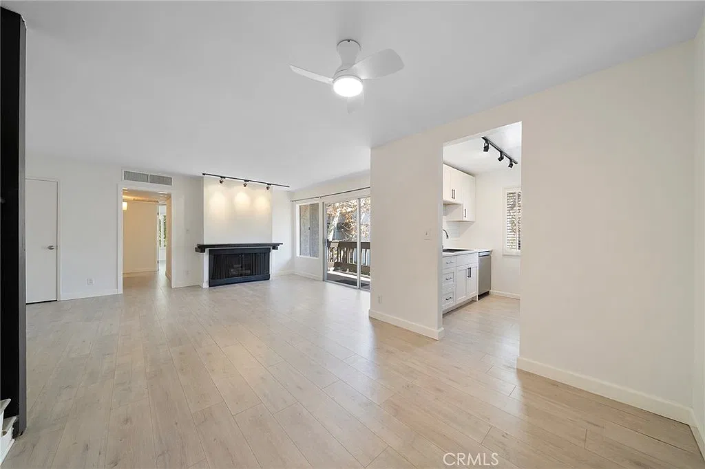 2 bed, 916 sqft, $3,750 — Photo 1