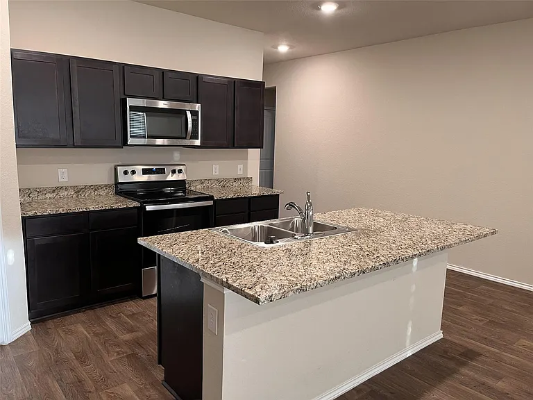 312 Comal Dr — Photo 8