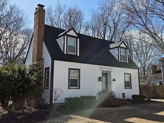 3rd image of 907 W Hovey Ave