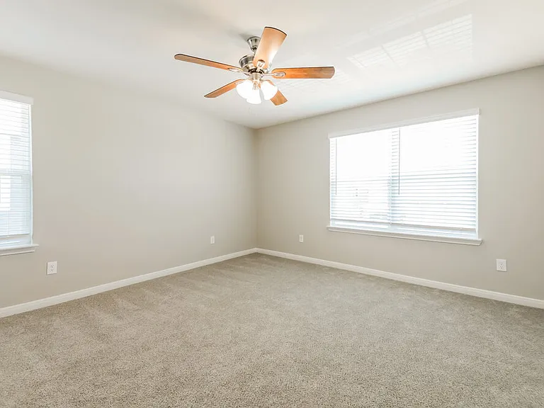 220 Marsh Ln — Photo 11