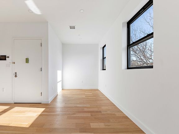 3rd image of 329 Halsey St #Penthouse 4
