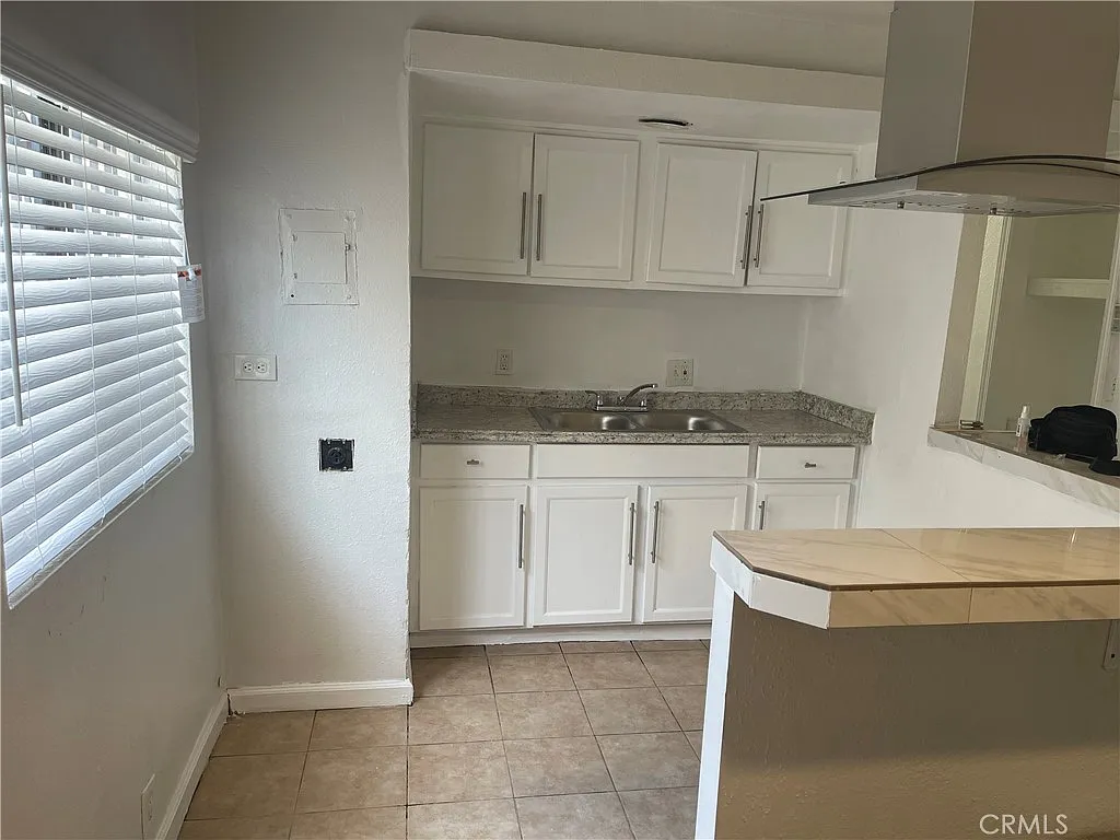 2 bed, 800 sqft, $2,400 — Photo 3