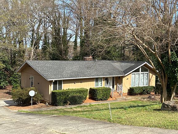 3rd image of 10 Hampton Ct