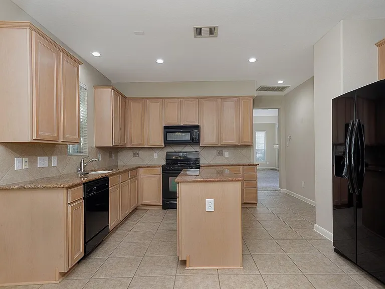 50 E Pipers Green St — Photo 12