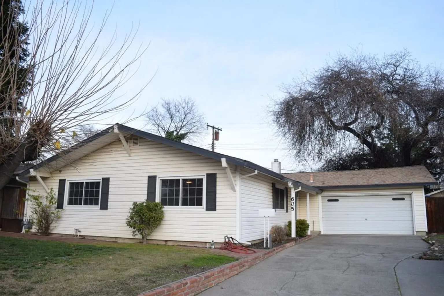 605 Oak Ridge Dr photo 1