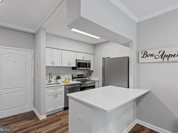 1211 S Eads St APT 108, Arlington, VA 22202