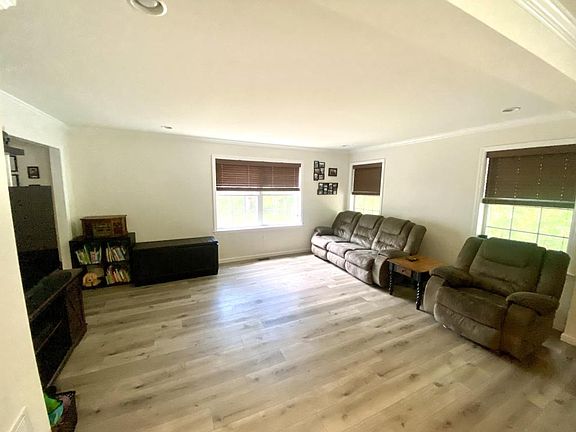 4th image of 202 Greenfield Ave