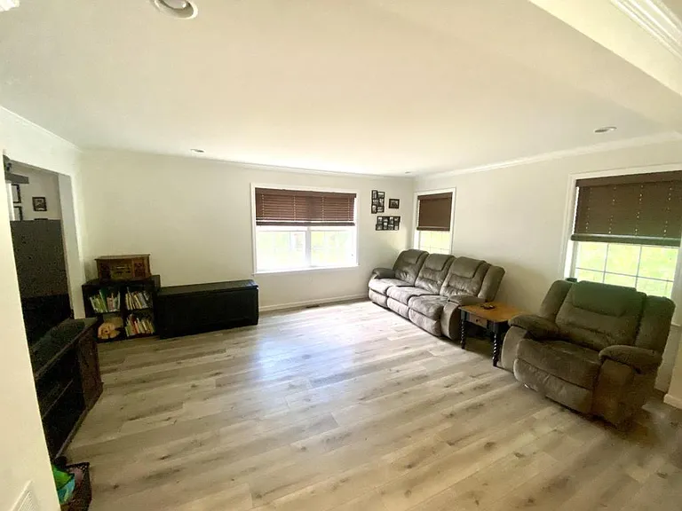 202 Greenfield Ave — Photo 4