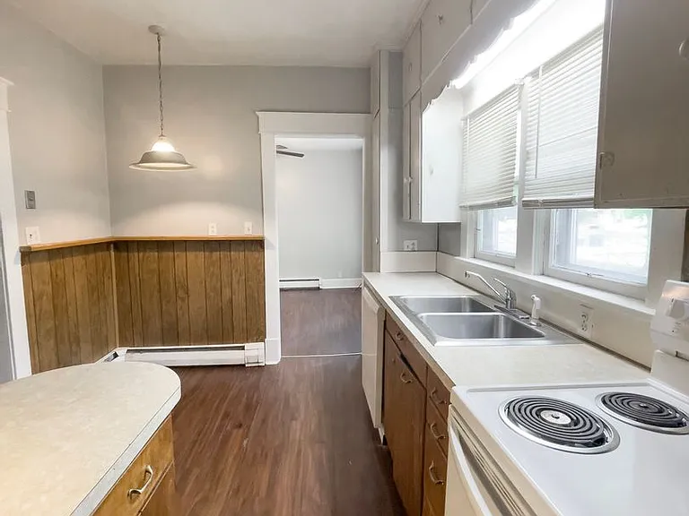 Preleasing For August! Close To Campus — Photo 11