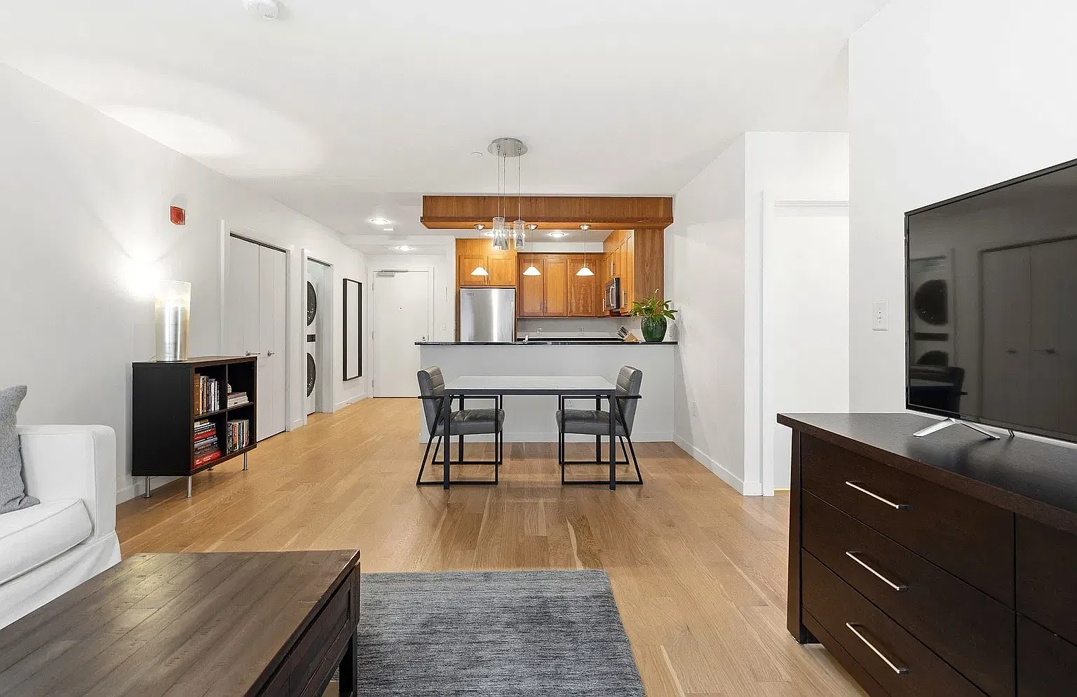 2 bed, 1220 sqft, $6,300 — Photo 4