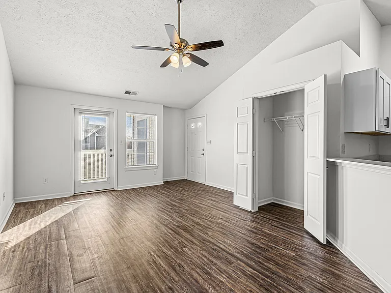 Buffalo Creek Apartments — Photo 25