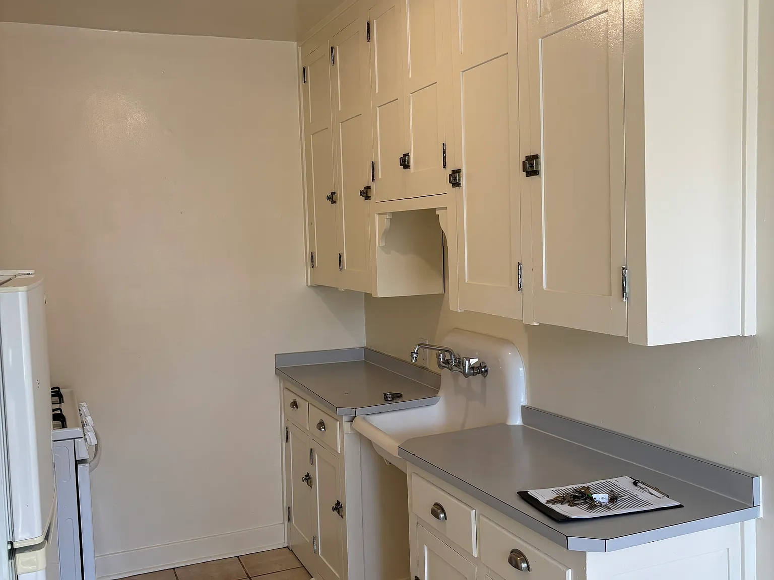 Large Studio Apartment with Vintage Charm and Tons of Closet Space — Photo 4