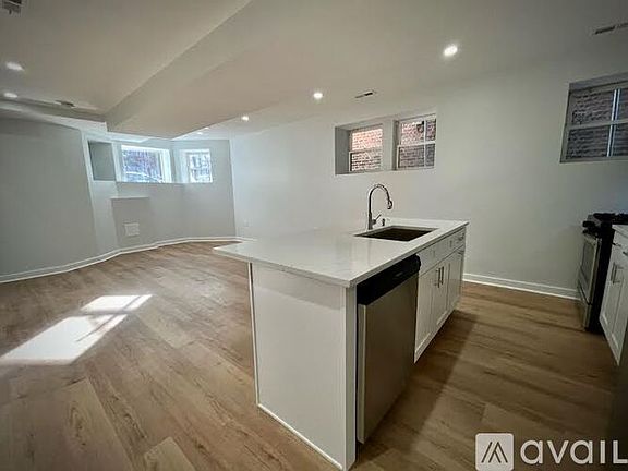 2nd image of 1249 N Greenview Ave #G1