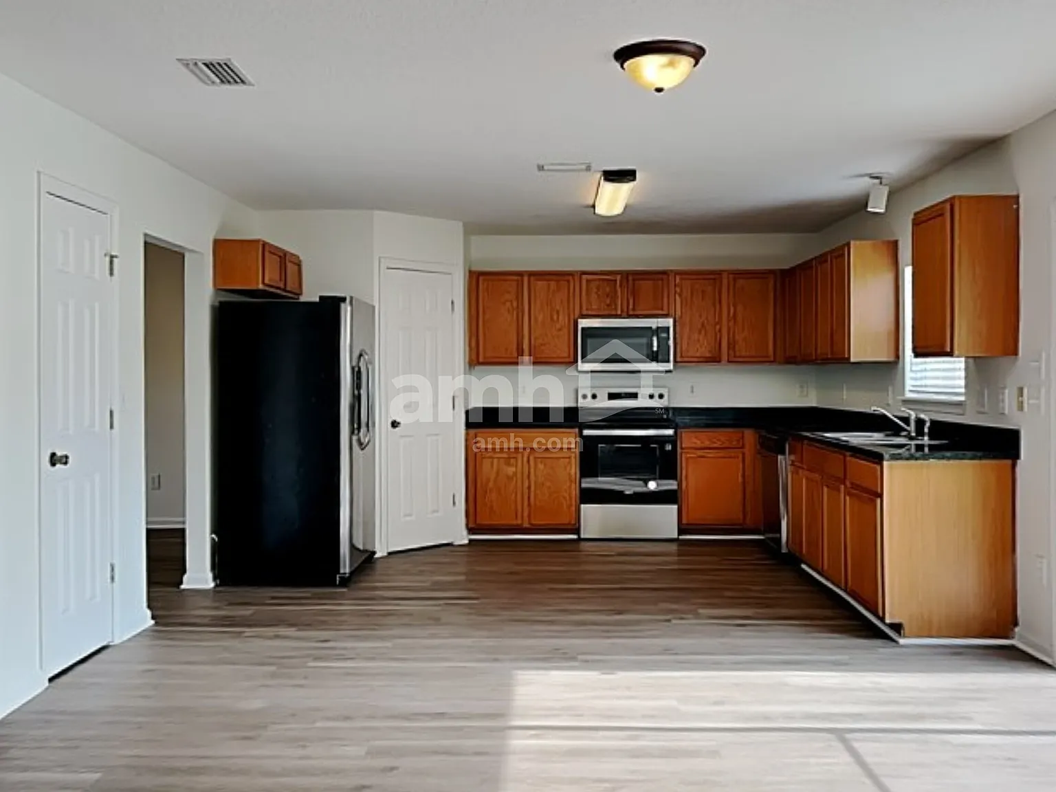 4 bed, 3.0 bath, 2299 sqft, $2,410 — Photo 3