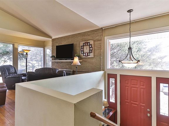 4th image of 1121 W Essex Ave