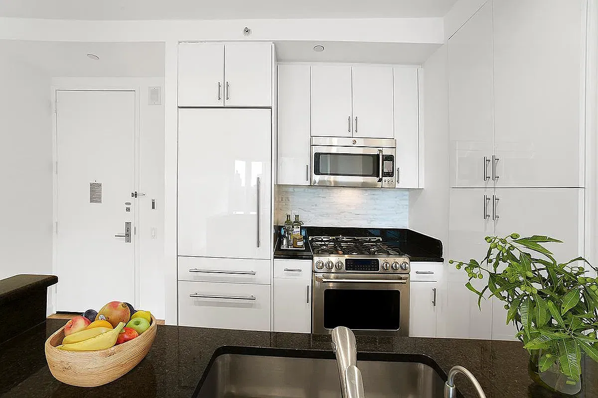 320 West 38th Street — Photo 1