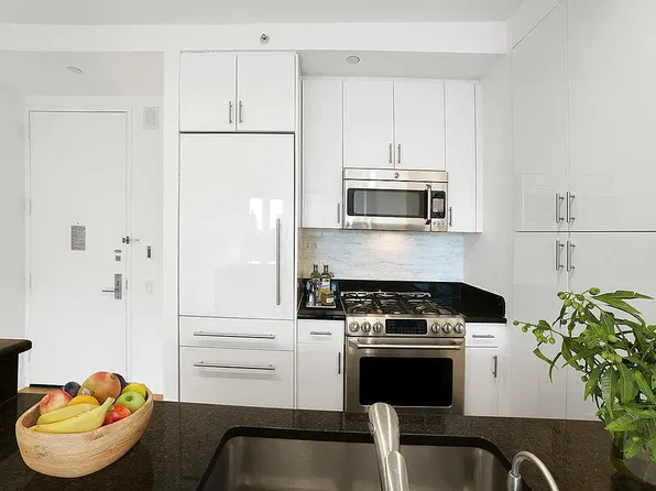320 W 38th St APT 1204, New York, NY 10018
