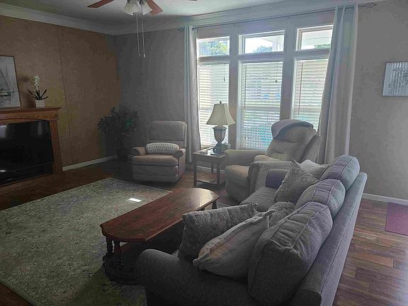 5th image of 105 Evergreen St