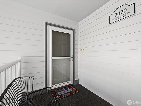 4th image of 2020 Superior Street #202