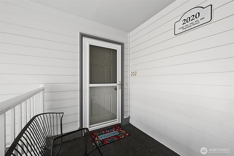 4th image of 2020 Superior Street #202