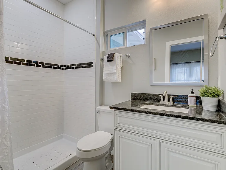 439 N Walnut St — Photo 40