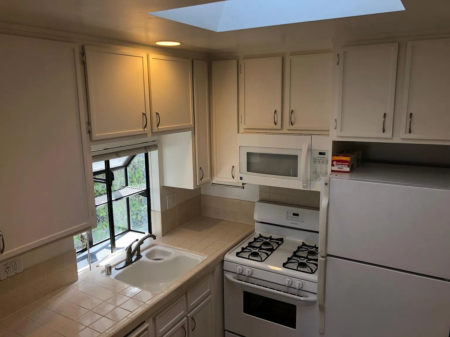 1 bed, 750 sqft, $2,999 — Photo 3