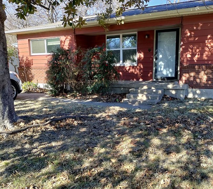 1st image of 1402 Oakwood Dr